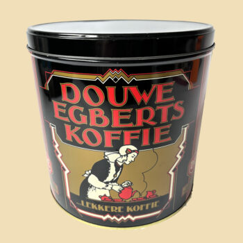 Vintage winkel/horeca voorraad blik/trommel met de tekst “Douwe Egberts Koffie – Lekkere Koffie”