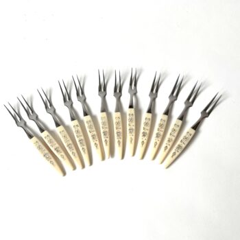 Vintage crèmekleurige cocktailvorkjes met opdruk