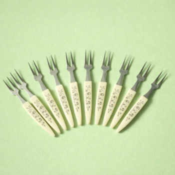 Vintage crèmekleurige cocktailvorkjes met opdruk