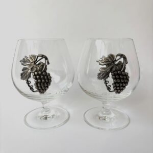 Vintage cognacglazen (snifters) met metalen druiventros/bladmotief als decoratie