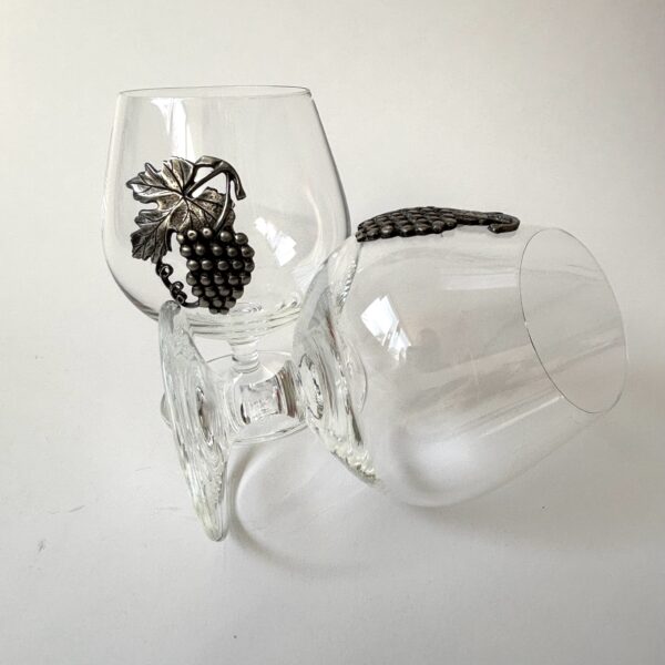 Cognacglazen (snifters) met metalen druiventros-bladmotief als decoratie - 2 stuks (2) Vintage cognacglazen (snifters) met metalen druiventros/bladmotief als decoratie