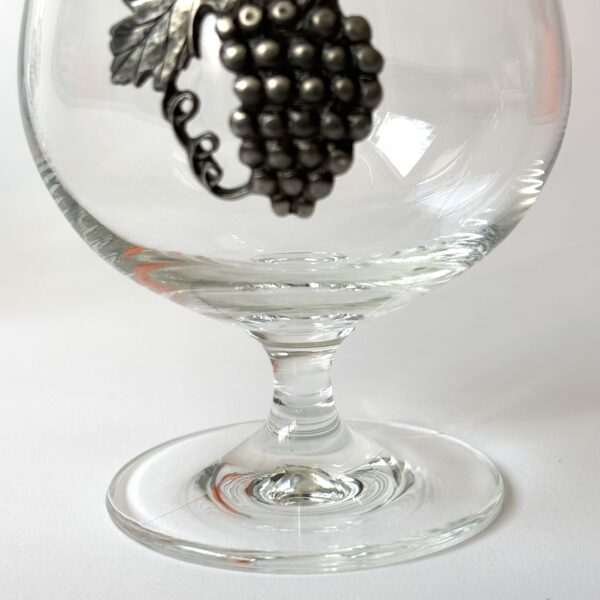 Cognacglazen (snifters) met metalen druiventros-bladmotief als decoratie - 2 stuks (3) Cognacglazen (snifters) met metalen druiventros-bladmotief als decoratie - 2 stuks (3)
