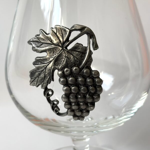Cognacglazen (snifters) met metalen druiventros-bladmotief als decoratie - 2 stuks (4) Cognacglazen (snifters) met metalen druiventros-bladmotief als decoratie - 2 stuks (4)