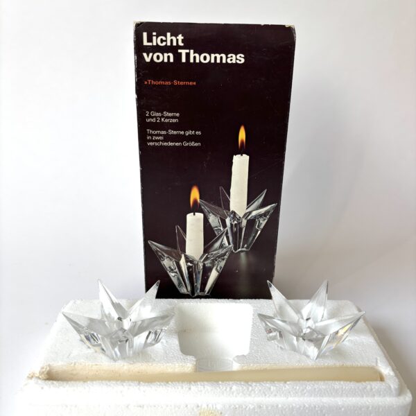Glazen ster-vormige kandelaars van het merk Thomas uit de jaren 70 met kaarsen in de originele doos (1) Vintage glazen ster-vormige kandelaars van het merk Thomas uit de jaren 70