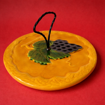 Vintage keramiek serveerschaal Vallauris met druivenmotief en een smeedijzeren handvat