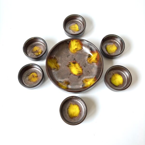 Snackset Fat Lava (7-delig) - bruin-geel keramiek - diameter 17 en 7,5 cm (2) Snackset Fat Lava (7-delig) - bruin-geel keramiek - diameter 17 en 7,5 cm (2)