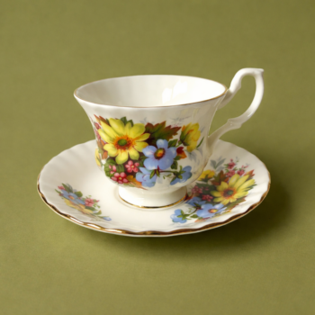 Vintage (thee) kop en schotel bloemenpatroon van Royal Albert gemaakt van fijn Engels porselein (Bone China)