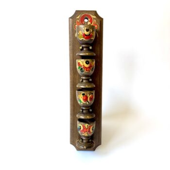 Vintage houten wandrekje met eierdopjes, mooi gedecoreerd