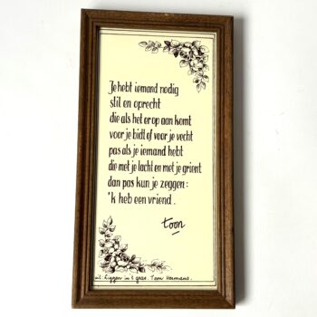 Vintage wandtegel van Toon Hermans in houten lijst met mogelijkheid om op te hangen