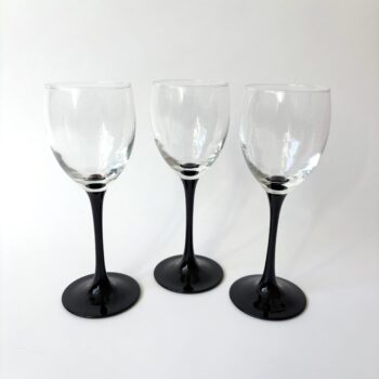 Vintage wijnglazen van Luminarc France met zwarte glanzende voet