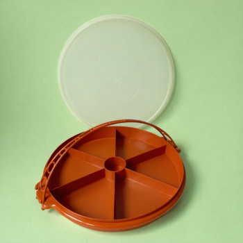 Vintage goed afsluitbare snackschaal / partyschaal met hengsel van Tupperware in een warme kleur oranje