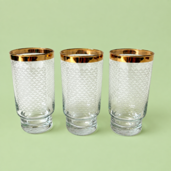 Vintage glazen met een goudkleurige rand en aan voor en achterzijde een motief