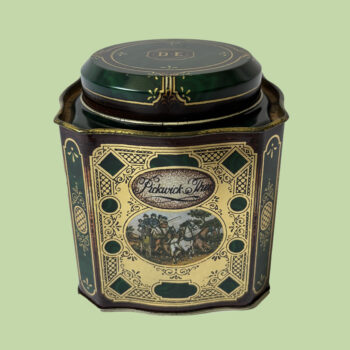 Vintage theeblik van Douwe Egberts uitgevoerd in donkergroen en goudkleur met een klassiek koetstafereel