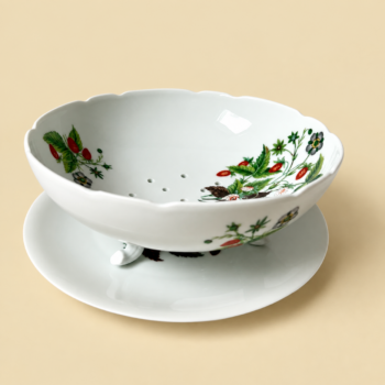 Vintage fruittest, Giraud Limoges een originele fruit-/aardbeienschaal op 3 porseleinen voetjes met uitlekgaten en bijpassend onderbord.