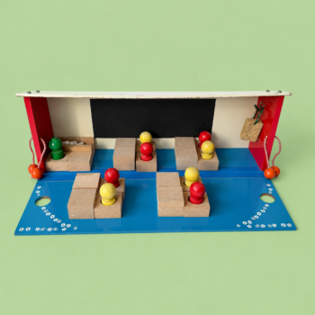 Vintage houten speelgoed set / school van Sio, compleet met schoolbord (krijtjes/spons), houten bankjes, lessenaars, poppetjes (leerlingen en leraar) uit de jaren 70